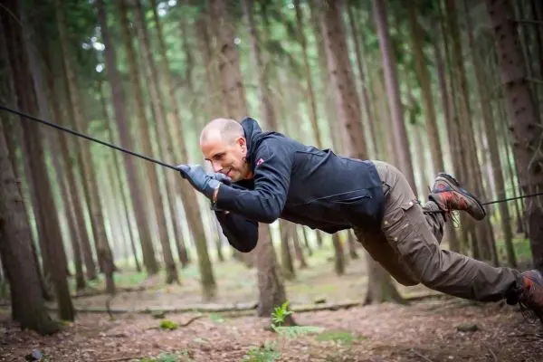 Selbstgebaute Seilquerung wird von einer Person überquert