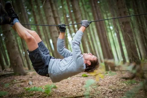 Selbstgebaute Seilquerung wird von einer Person überquert