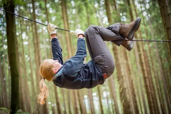 Selbstgebaute Seilquerung wird von einer Person überquert