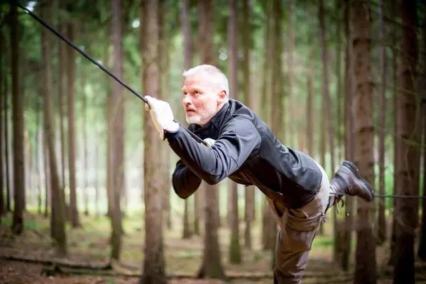 Selbstgebaute Seilquerung wird von einer Person überquert