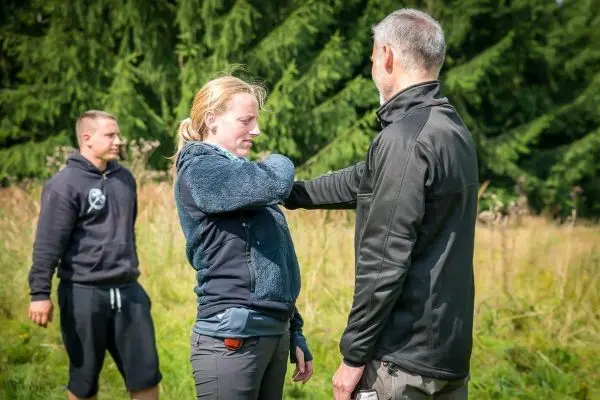 Training zur Selbstverteidigung mit zwei Personen in Interaktion