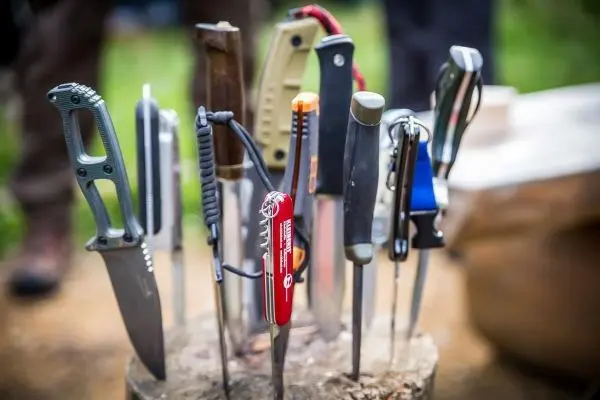 Verschiedene Messer stecken in einem Holzblock als Halterung