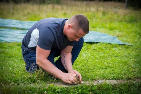 Zunder wird mit einem Messer bearbeitet, um feine Späne zu erzeugen