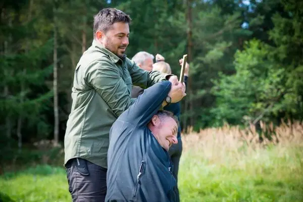 Zwei Personen üben eine Technik zur Kontrolle des Gegners im Freien