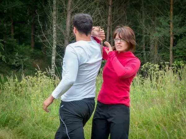 Frau führt eine Selbstverteidigungstechnik gegen einen Mann aus