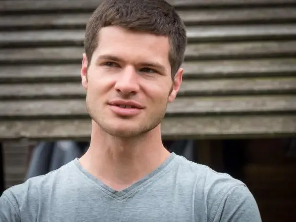 Gespräch mit einem Mann vor einer Holzstruktur