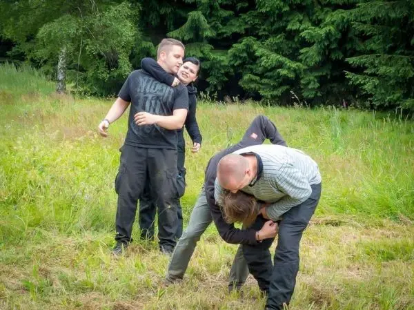 Gruppendynamik beim Training in einer Wiese mit mehreren Personen in Aktion