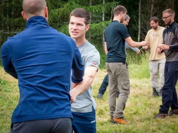 Gruppenübung im Freien mit mehreren Personen, die miteinander interagieren