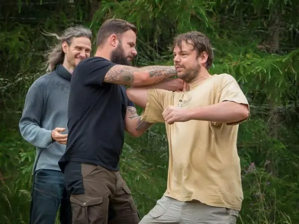 Kampftraining mit zwei Personen, eine Person greift die andere an