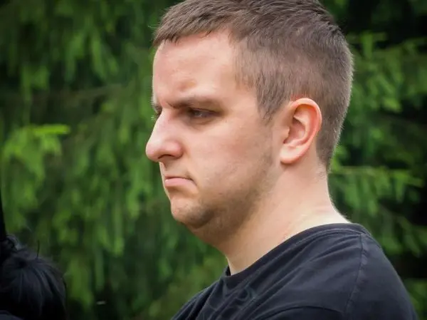 Person schaut nachdenklich zur Seite
