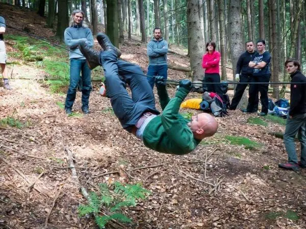 Selbstgebaute Seilquerung wird von einer Person genutzt, während andere zuschauen