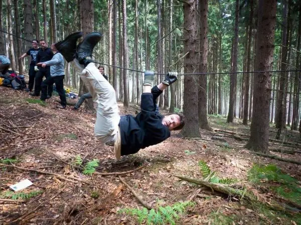 Selbstgebaute Seilquerung wird von einer Person überquert