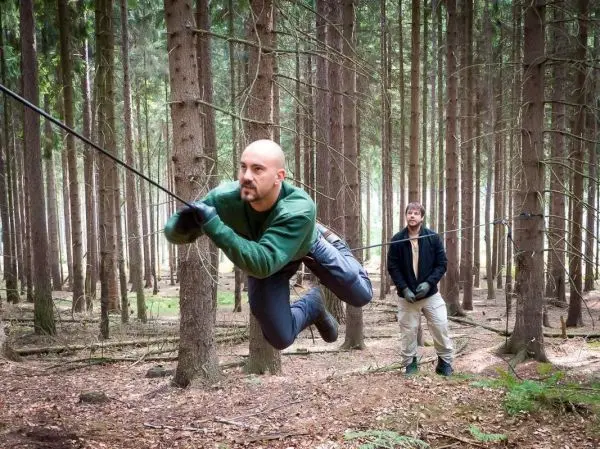 Selbstgebaute Seilquerung wird von einer Person überquert