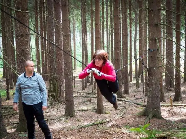 Selbstgebaute Seilquerung wird von einer Person überquert