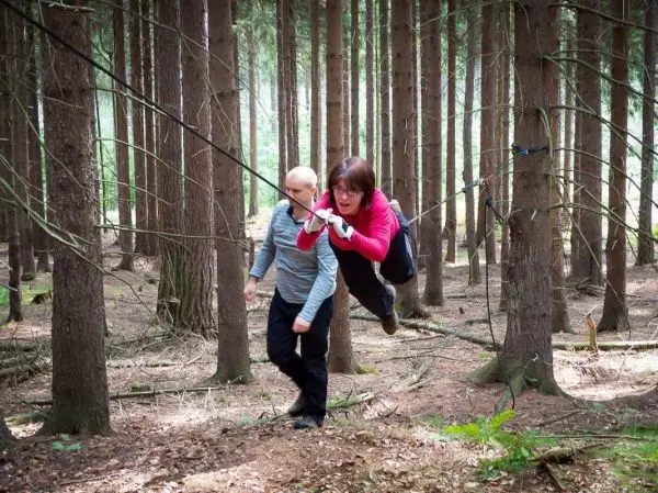 Selbstgebaute Seilquerung wird von einer Person überquert