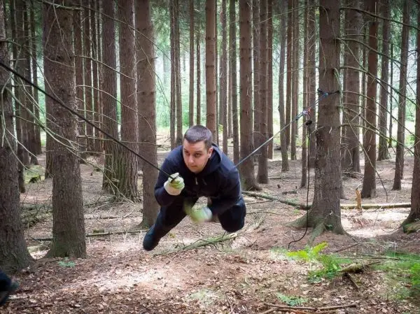 Selbstgebaute Seilquerung wird von einer Person überquert