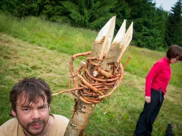 Selbstgebaute Waffe mit gespaltenem Holz und Rinde als Griff in der Natur