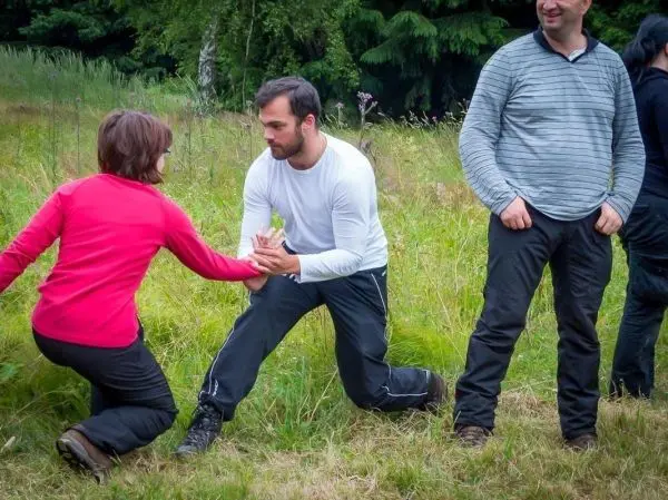Zwei Personen üben eine Technik zur Handhabung in einer Wiese