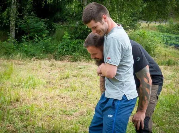 Zwei Personen üben eine Technik zur Unterstützung in einer Wiese