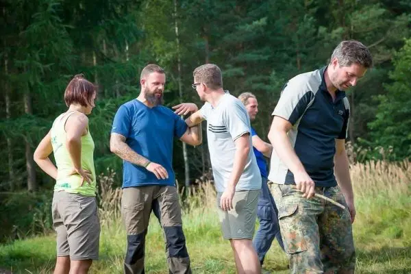 Gruppe von Personen steht im Freien und unterhält sich