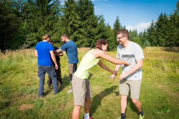 Gruppendynamik im Freien, Teilnehmer interagieren und unterstützen sich gegenseitig