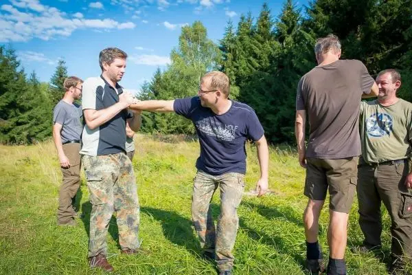 Gruppendynamik während einer praktischen Übung im Freien, Teilnehmer interagieren aktiv