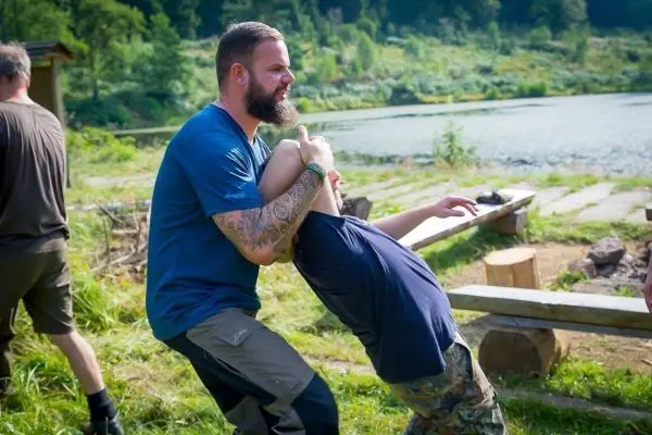 Kampftechniken werden demonstriert, während eine Person kontrolliert wird