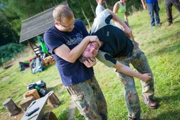 Kampftechniken werden in einer Übungssituation demonstriert