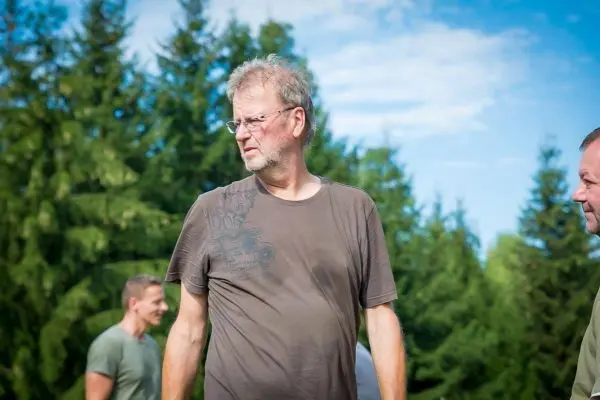 Person steht im freien und schaut nachdenklich zur seite