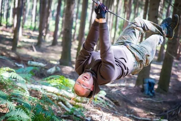 Seilquerung über dem Boden zwischen Bäumen im Wald