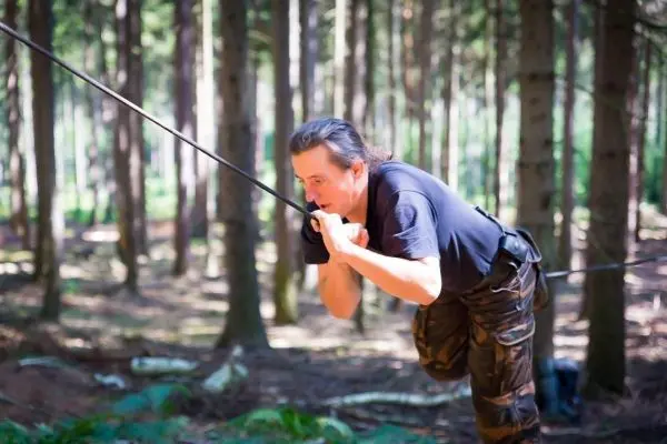 Seilquerung über einen selbstgebauten Seilzug im Wald