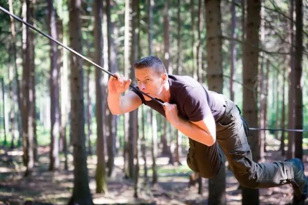 Selbstgebaute Seilquerung wird von einer Person überquert