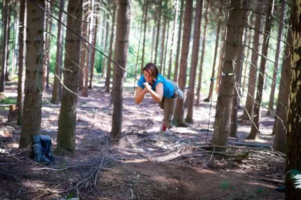 Selbstgebaute Seilquerung wird von einer Person überquert