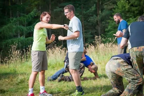 Training in Selbstverteidigung mit Partnern im Freien, verschiedene Techniken werden geübt