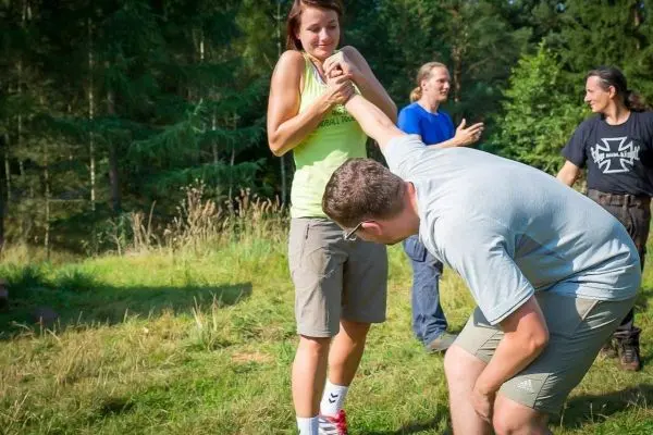 Training zur Selbstverteidigung mit Partnerübungen im Freien