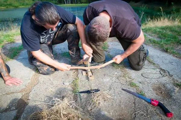 Falle) aus Holzstücken und Schnur