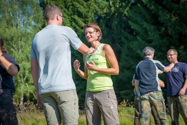 Zwei Personen üben eine Erste-Hilfe-Maßnahme im Freien aus