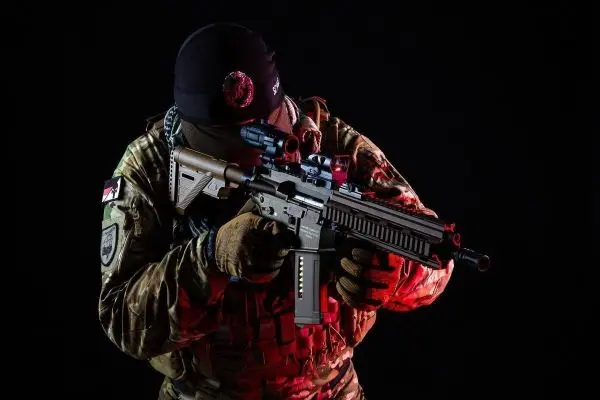 Soldat hält ein Gewehr mit Zielfernrohr in der Schussposition