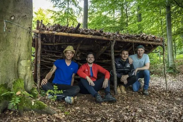 Holzkonstruktion aus Ästen dient als Notunterkunft im Wald
