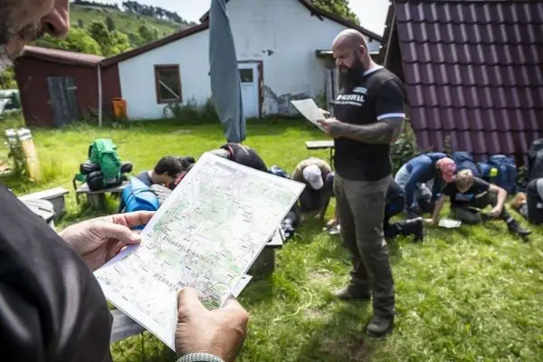 Karte wird von Teilnehmern zur Orientierung in der Naturstudie betrachtet