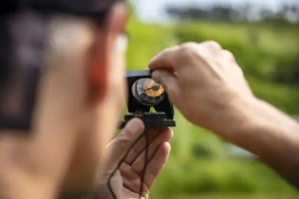 Kompass wird zur Bestimmung der Richtung justiert