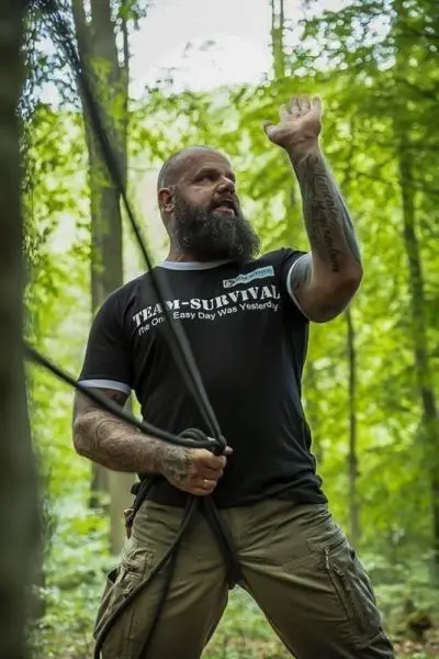 Seil wird mit einer Hand gehalten und in die Höhe gezogen