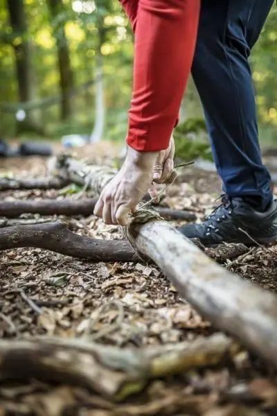 Seil wird um einen Stock gewickelt, um eine Verbindung herzustellen