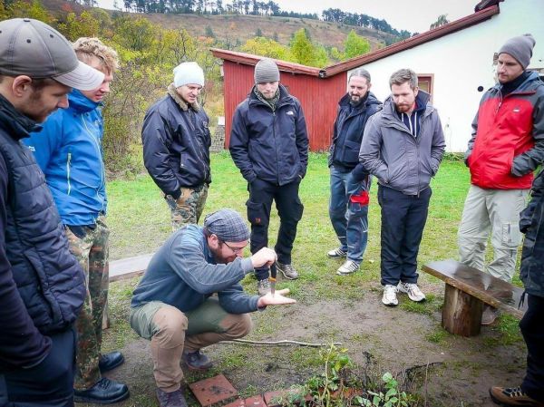 Ein Teilnehmer demonstriert das Anzünden von Zunder mit einem Feuerstahl