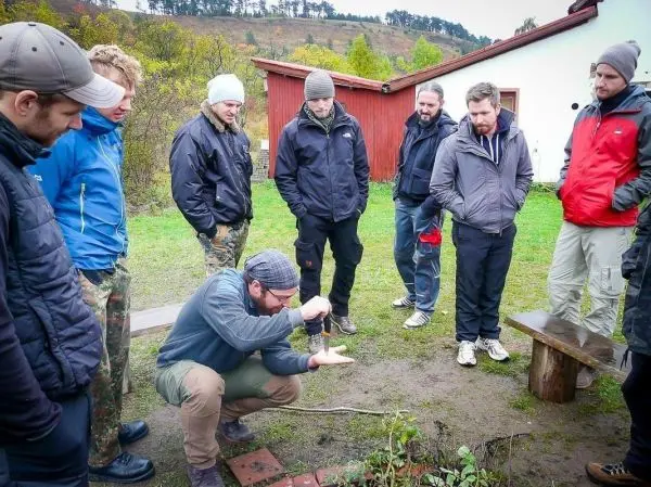 Ein Teilnehmer demonstriert das Anzünden von Zunder mit einem Feuerstahl