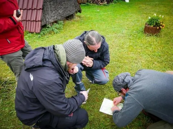 Karte wird von mehreren Personen auf dem Boden studiert