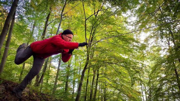 Person nutzt Seil zur Fortbewegung über unebenes Gelände