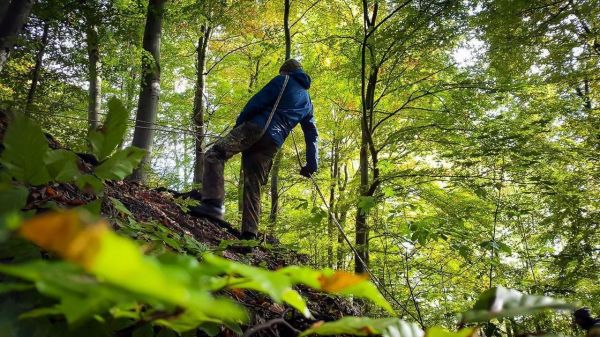 Seil wird zur Unterstützung beim Abseilen an einem Hang verwendet