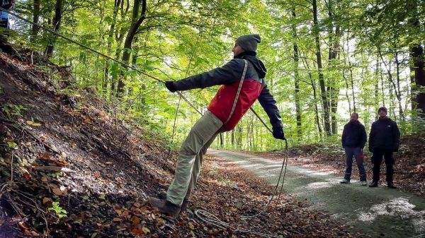 Seil wird zur Unterstützung beim Abseilen an einem Hang verwendet