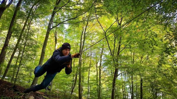 Seilbrücke wird zur Fortbewegung zwischen Bäumen genutzt